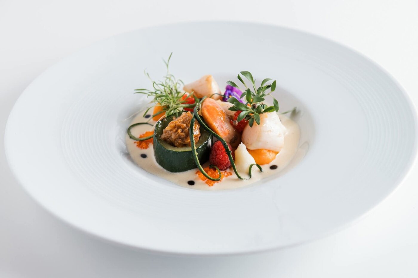 Assiette gastronomique de Saint-Jacques et légumes