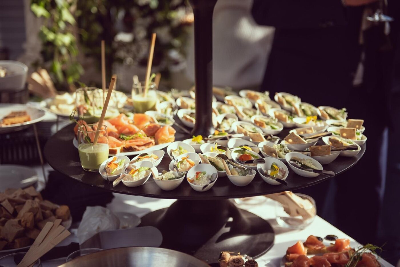 Buffet de pièces cocktail dressé pour une réception