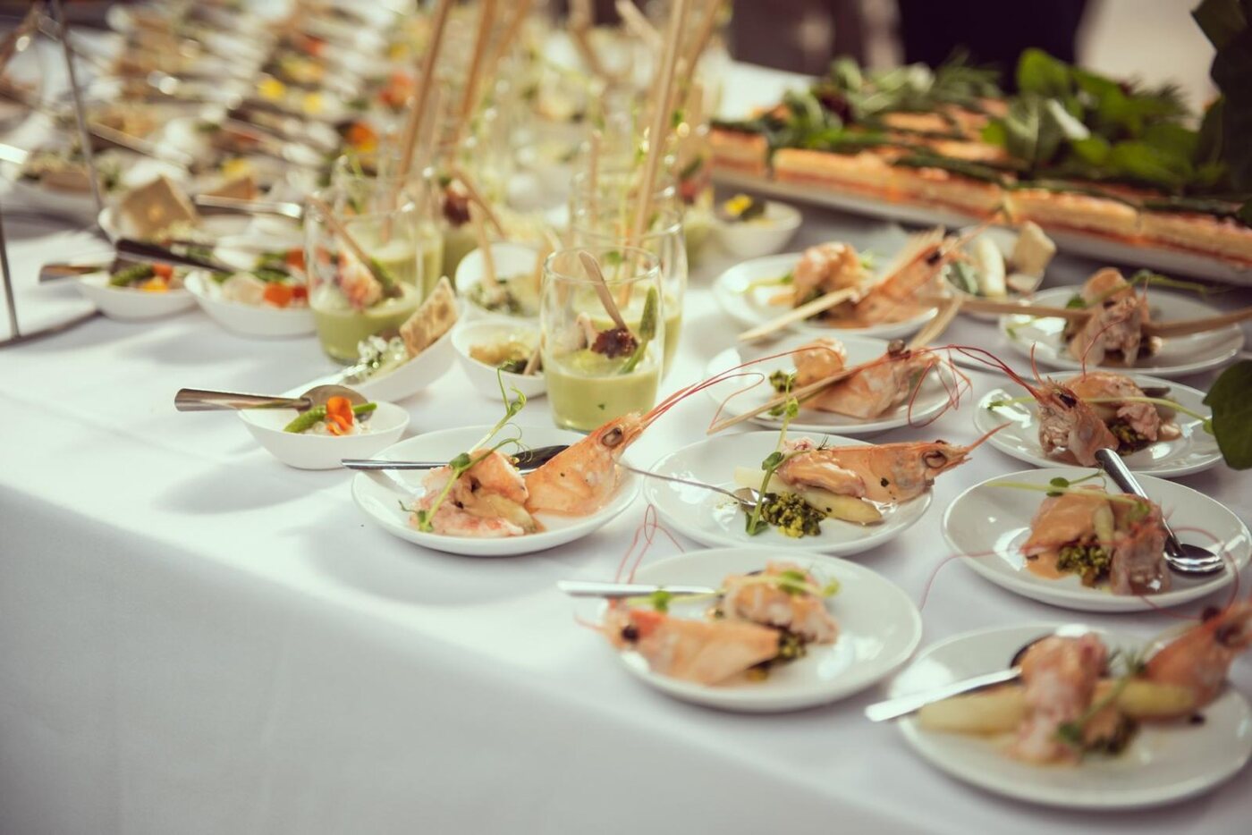 Pièces cocktail aux langoustines dressées pour une réception